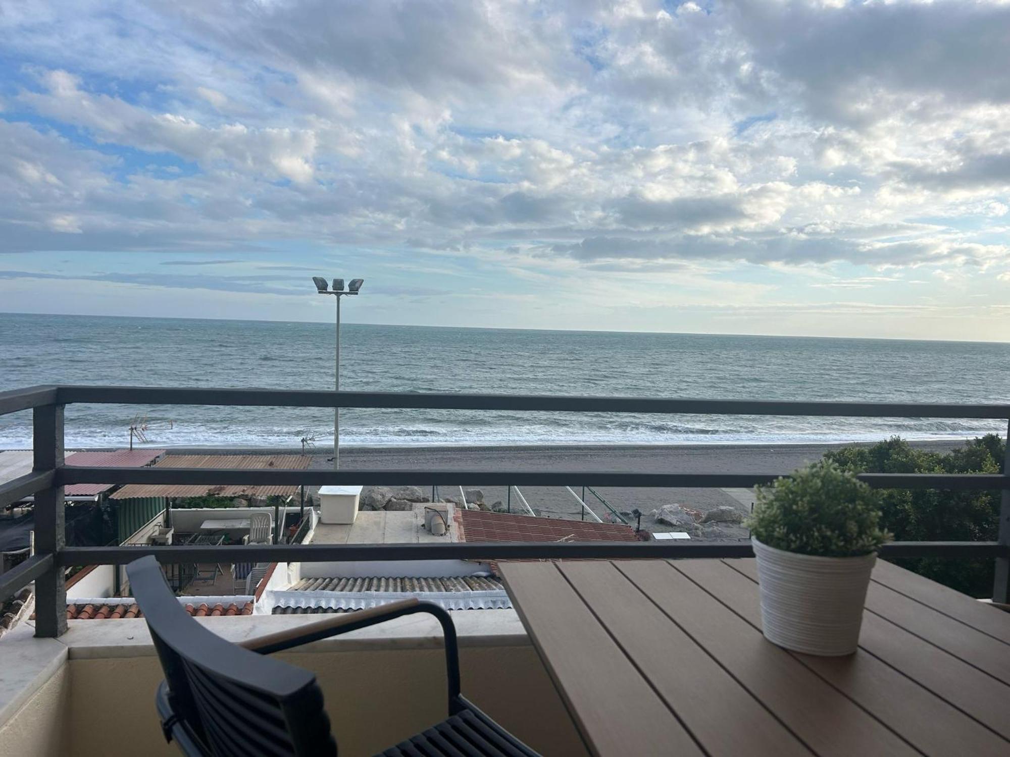 Maravilloso Apartamento En Primera Linea De Playa Con Vistas Al Mar En Caleta De Velez 2 D エクステリア 写真